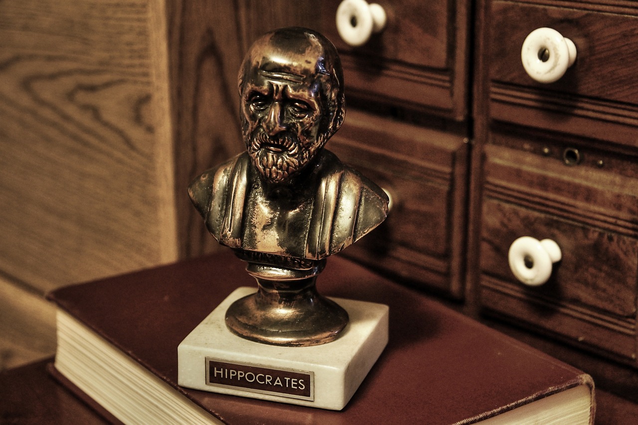 figurka przedstawiająca Hipokratesa